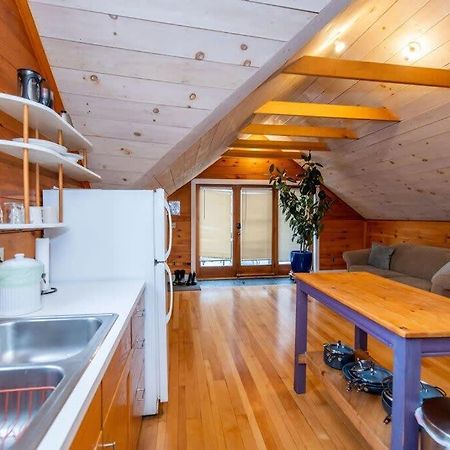 Bright And Cozy Treehouse Apartment Burlington Kültér fotó