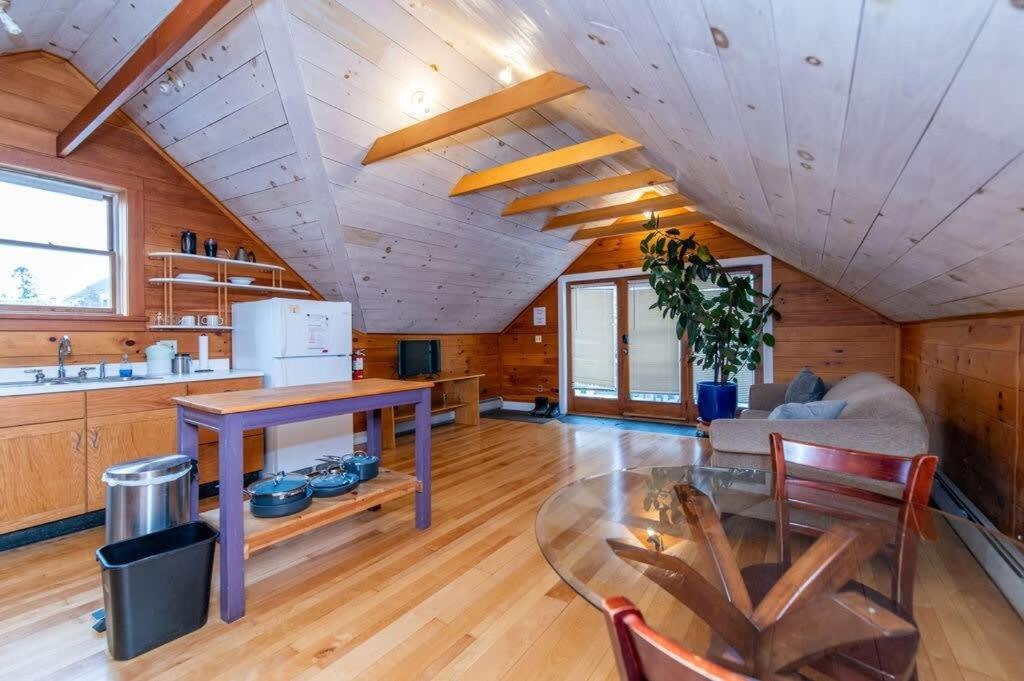 Bright And Cozy Treehouse Apartment Burlington Kültér fotó