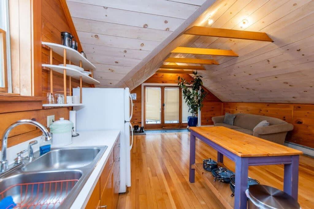 Bright And Cozy Treehouse Apartment Burlington Kültér fotó