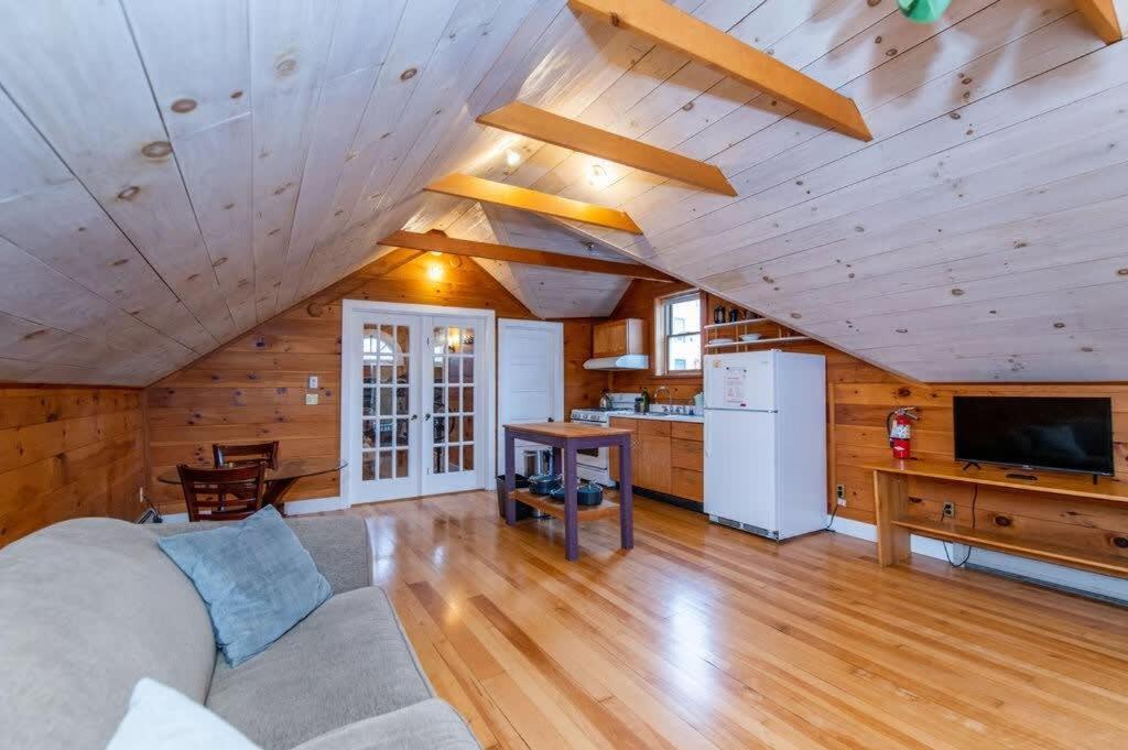 Bright And Cozy Treehouse Apartment Burlington Kültér fotó