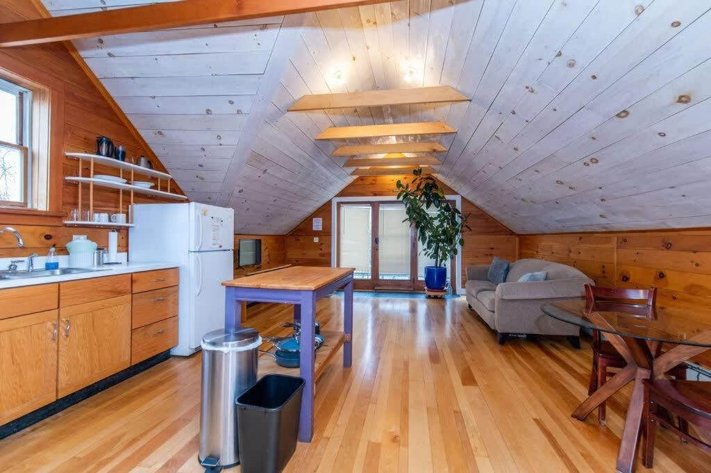 Bright And Cozy Treehouse Apartment Burlington Kültér fotó
