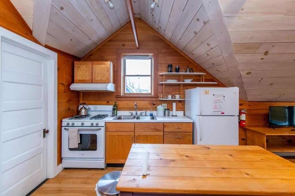 Bright And Cozy Treehouse Apartment Burlington Kültér fotó