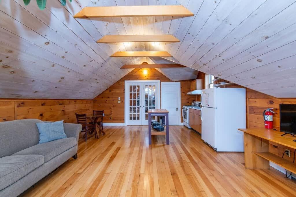 Bright And Cozy Treehouse Apartment Burlington Kültér fotó
