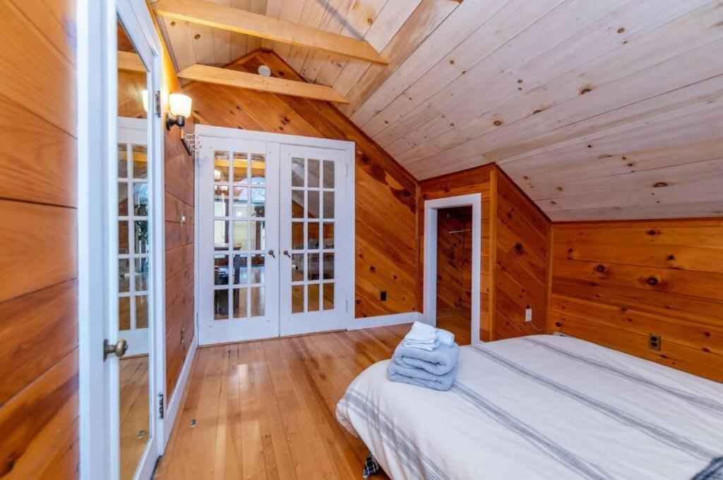 Bright And Cozy Treehouse Apartment Burlington Kültér fotó
